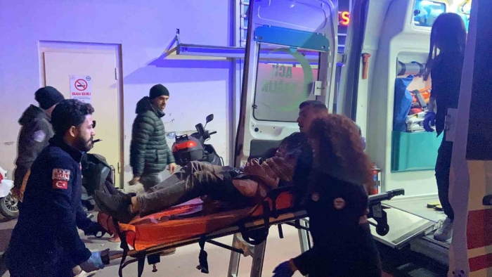 Sokak ortasında bıçaklı kavga: 3 yaralı