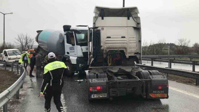 Ters yöne giren tırla beton mikseri kafa kafaya çarpıştı: 2 yaralı
