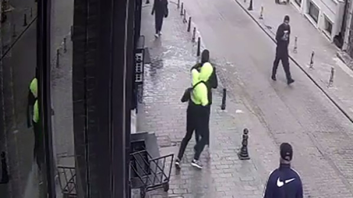 Fatih’te sokak ortasında tek yumrukla gasp kamerada