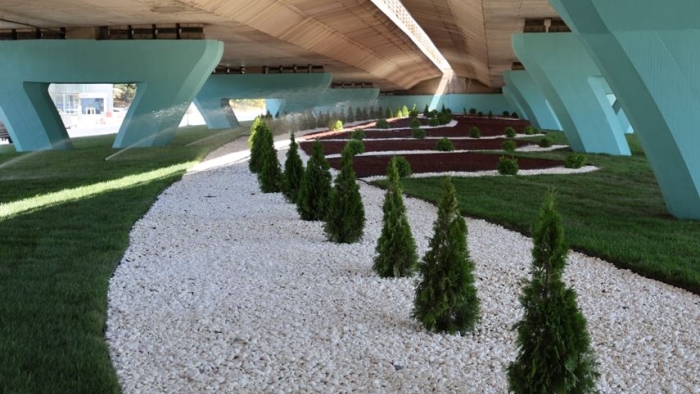 Büyükşehir Belediyesi, Gebze Topçular Köprülü Kavşağı’nda yaptığı çevre düzenlemesiyle yeşil alanları artırarak bölgeye estetik bir görünüm kazandırdı
