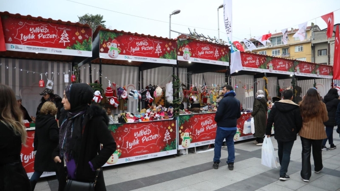 Yeni yıl coşkusu belediye meydanında tüm hızıyla devam ediyor