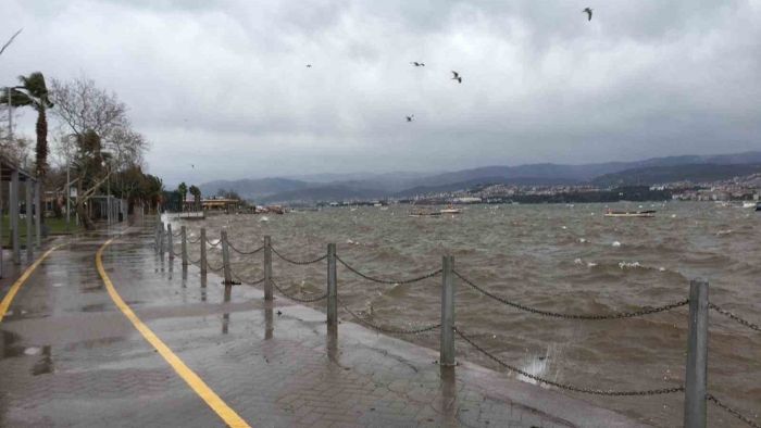 İzmit Körfezi’nde fırtına