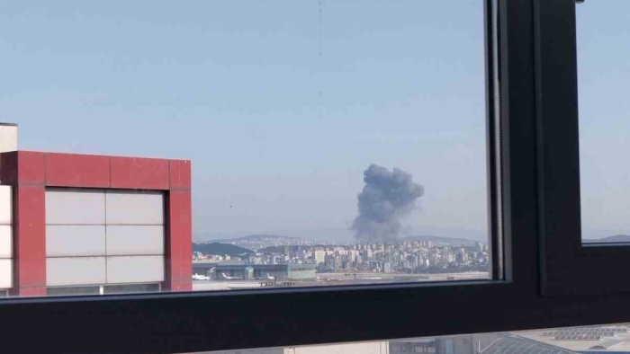 Tuzla’da Kocaeli sınırında bulunan bir fabrikada yangın çıktı. Olay yerine çok sayıda itfaiye ekibi sevk edildi.