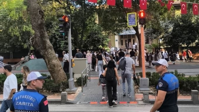 Büyükşehir Zabıtası öğrencilere kol kanat gerdi