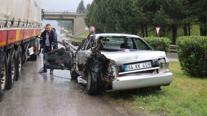 Sapağı kaçıran otomobil geri gelirken faciaya yol açıyordu: 2 yaralı