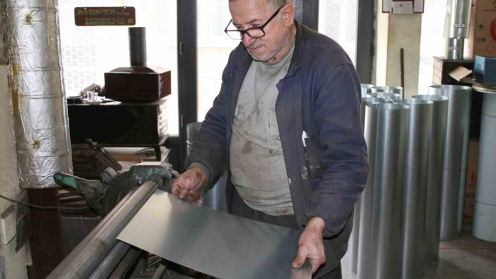 Yarım asırdan fazla soba tamirciliği yapıyor