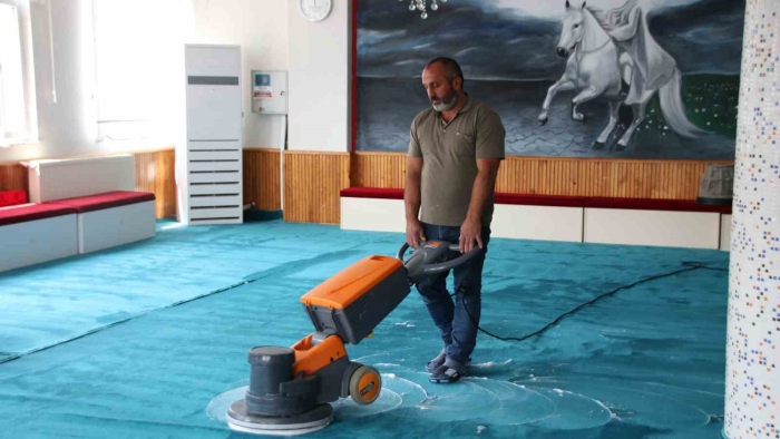 Derince’de ibadethaneler temizleniyor