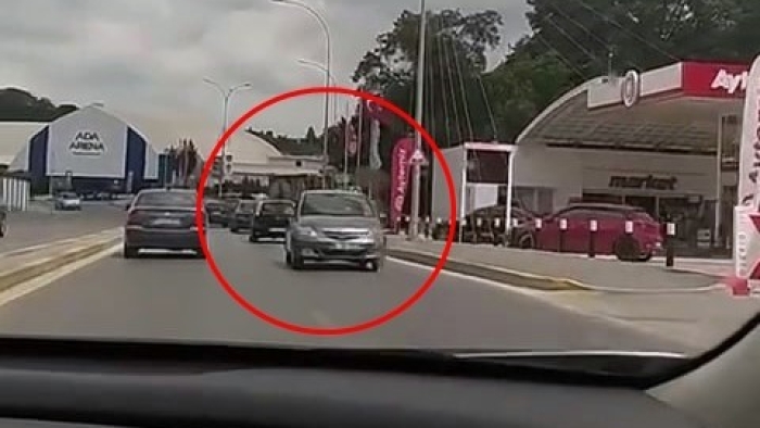 Film sahnesi gibi olay: Kilometrelerce geri geri giden otomobil şaşkına çevirdi
