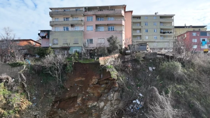 Üsküdar'da Toprak Kayması: İki Bina Boşaltıldı, Endişe Sürüyor