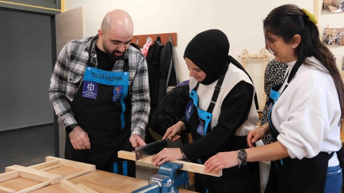 Kadınlar ahşap atölyesinde yeteneklerini keşfediyor;  Ahşabın büyülü dünyası Büyükşehir’de