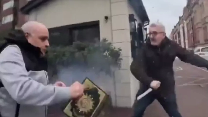 Kur’an-ı Kerim Yakan Eylemciye Bıçaklı Saldırı