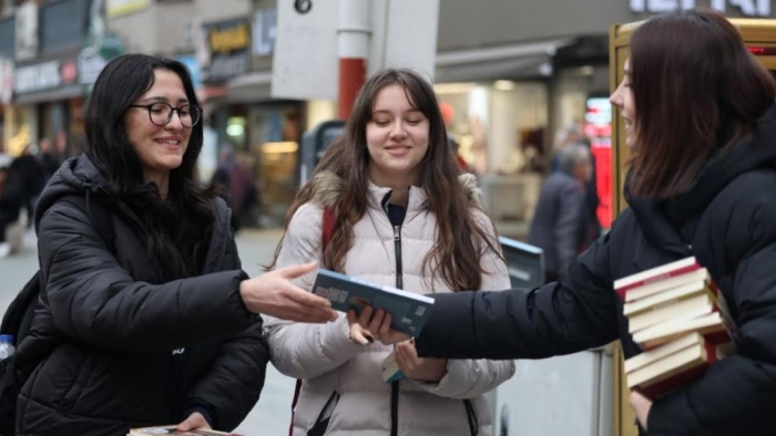 Cumhuriyet Bulvarı'nda kitap sürprizi