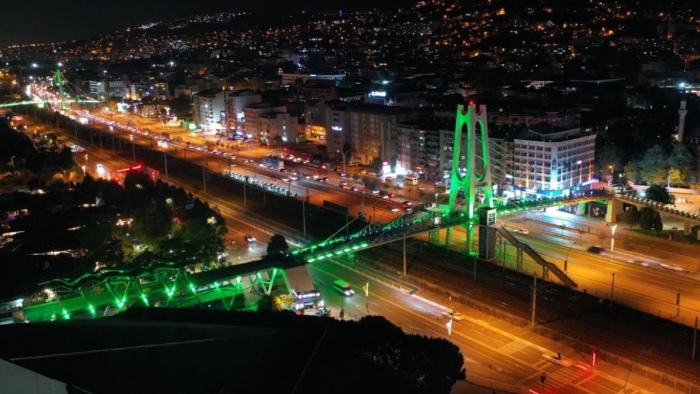 Kocaeli’nde üst geçitler yeşile büründü