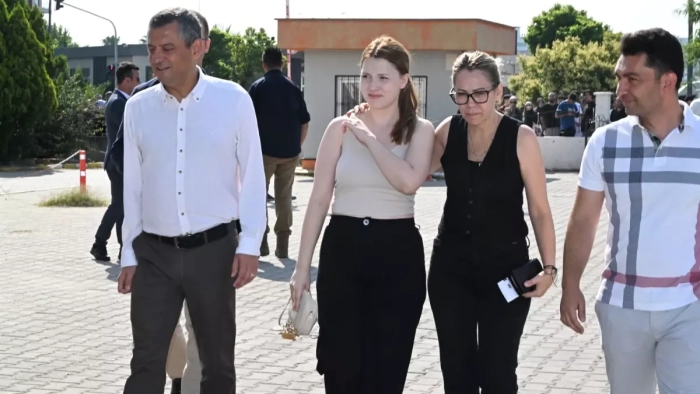 Özgür Özel sözünü tuttu! Ferdi Zeyrek'in kızını üniversite sınavına götürdü