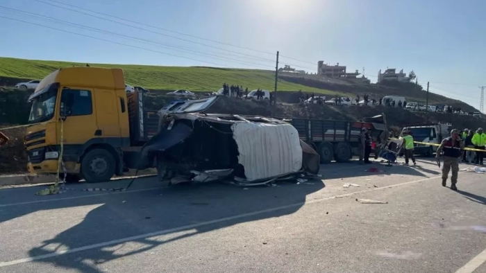 Hatay’da Feci Kaza: Yolcu Servisi Park Halindeki Tıra Çarptı, 6 Ölü