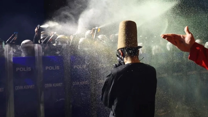 Saraçhane’de Gaz Maskeli Semazen ve Kayıp Ayakkabılar