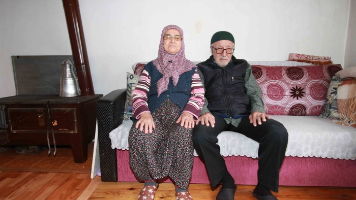 Tutuş çiftine Büyükşehir’den sıcak yemek;  Büyükşehir, gönüllere dokunuyor