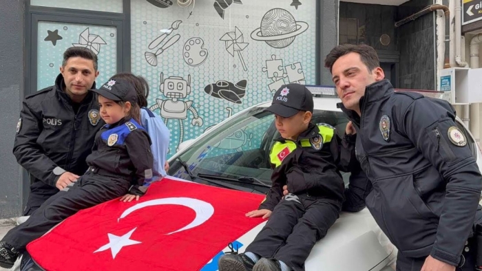 Anne Şehir'de polislere sürpriz kutlama