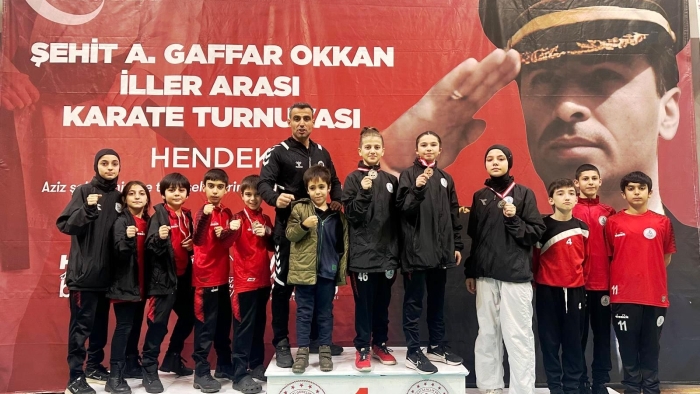 Körfezli genç karateciler Hendek’te kürsüdeydiler
