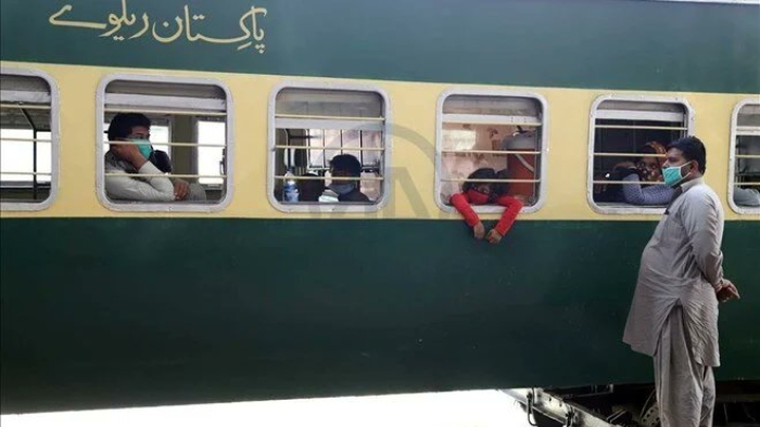 Pakistan’da Yolcu Trenine Silahlı Saldırı: 450 Kişi Rehin Alındı